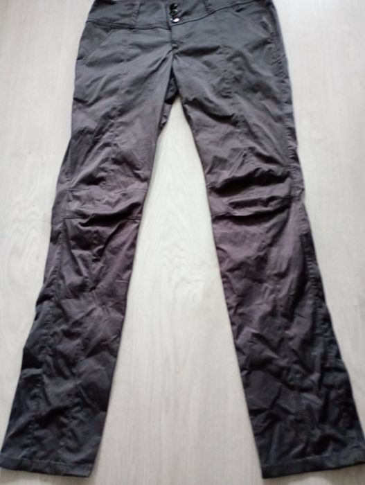 Piękne spodnie damskie ze śliskiego materiału stalowe