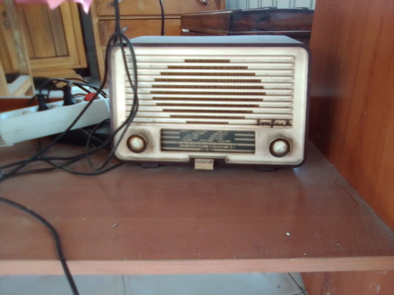 rádio antigo a trabalhar