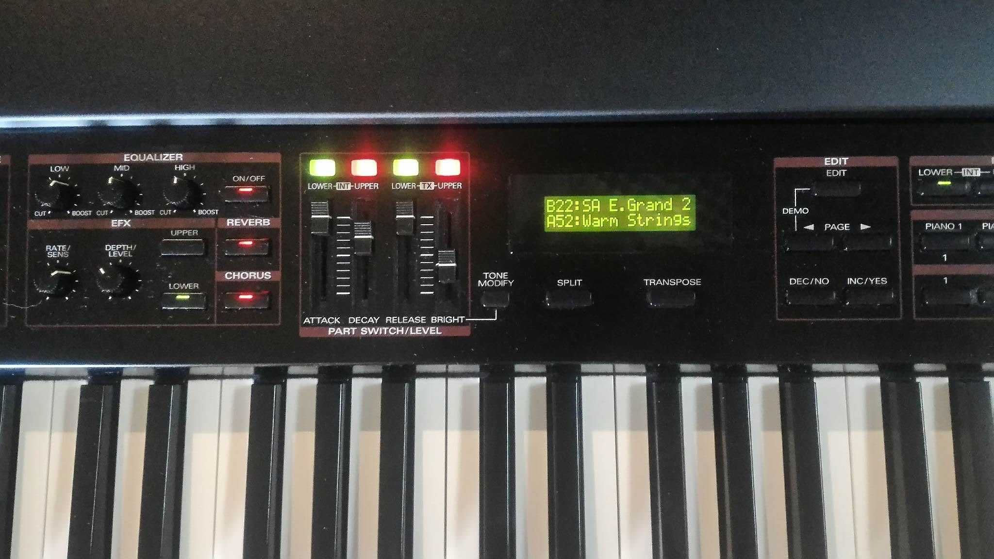 Roland RD-600 Digital Piano, Teclado, com 88 teclas contrabalanceadas.