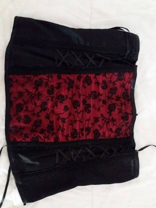 Top preto e vermelho com atilhos da Darkdoll