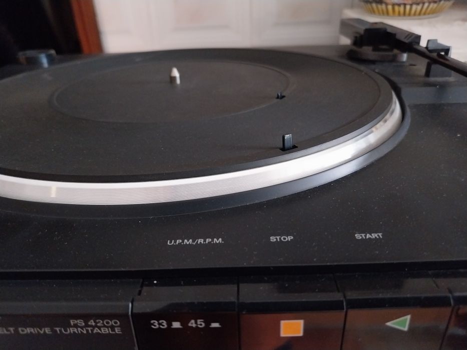 Gira discos grundig  impecável