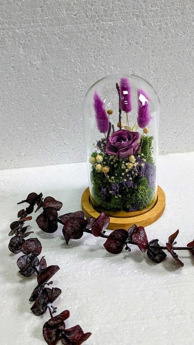 Фиолетовая роза в колбе со мхом и лагурусом