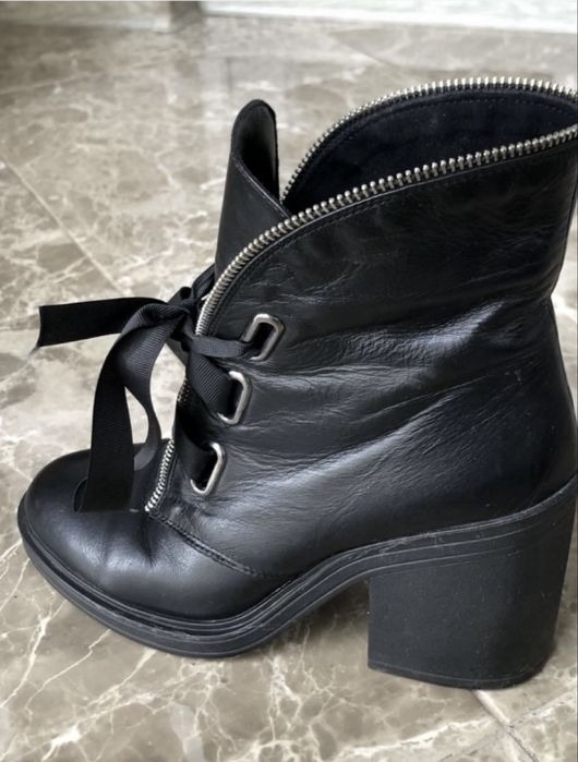 шкіряні сапожки на каблуку