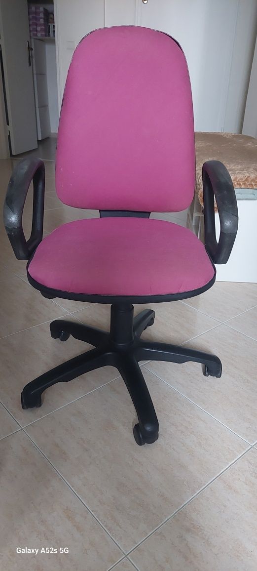 Cadeira com rodas e apoio de braços para escritório