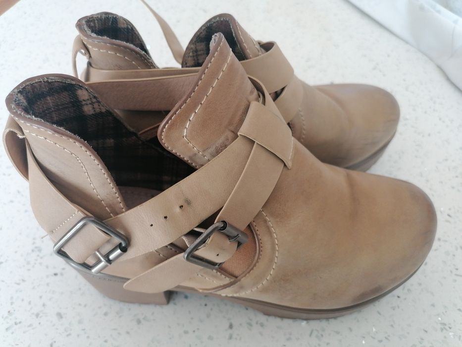 Botins com tacão camel 39