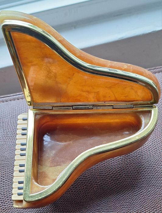 Guarda jóias em alabastro em forma de piano de cauda com teclado