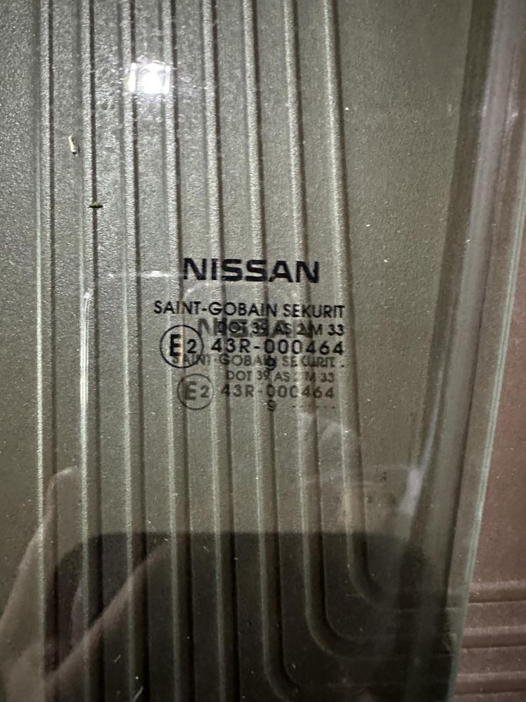 Продам скло Nissan note 2009