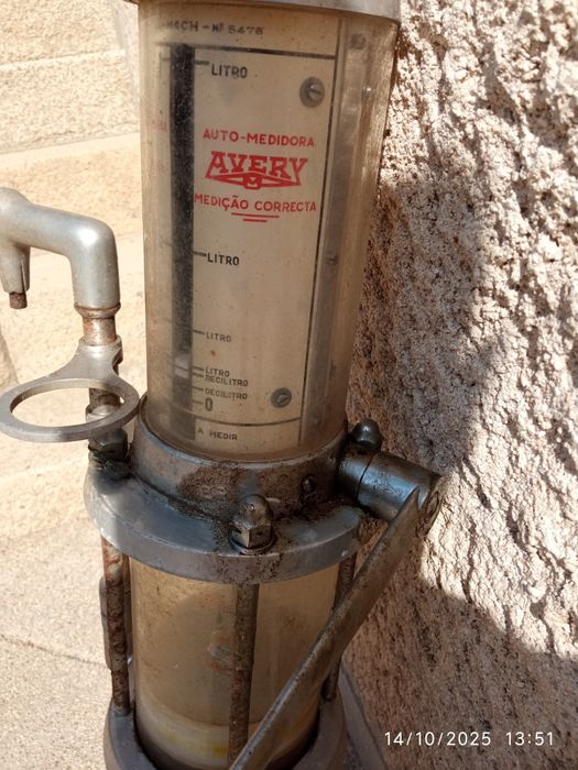 Bomba antiquíssima de medicação e extração do azeite