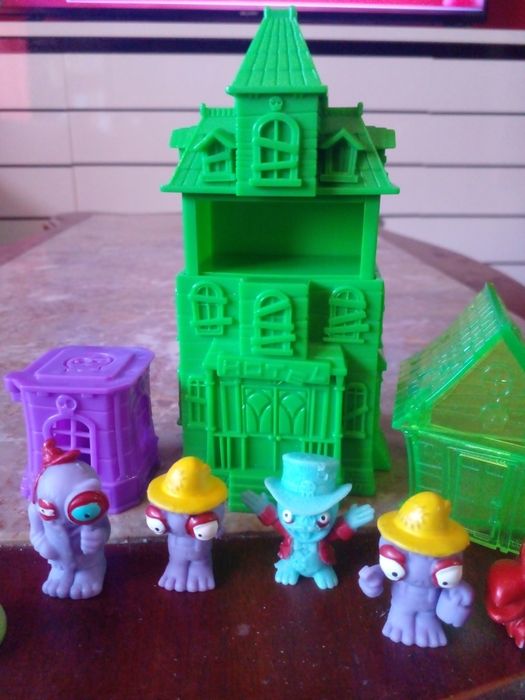 Zomlings diversos e Hotel