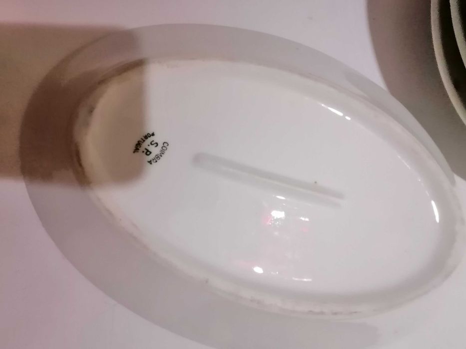 Lote de terrina, pratos e travessas S. P. Coimbra