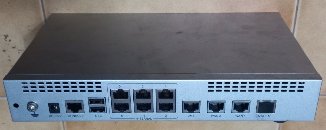 Router Fortinet impecável