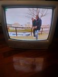 Televisão pequena com cinescópio. Ecrã com 35cm diagonal