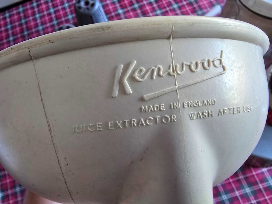 Batedeira Kenwood com todos os acessórios de origem