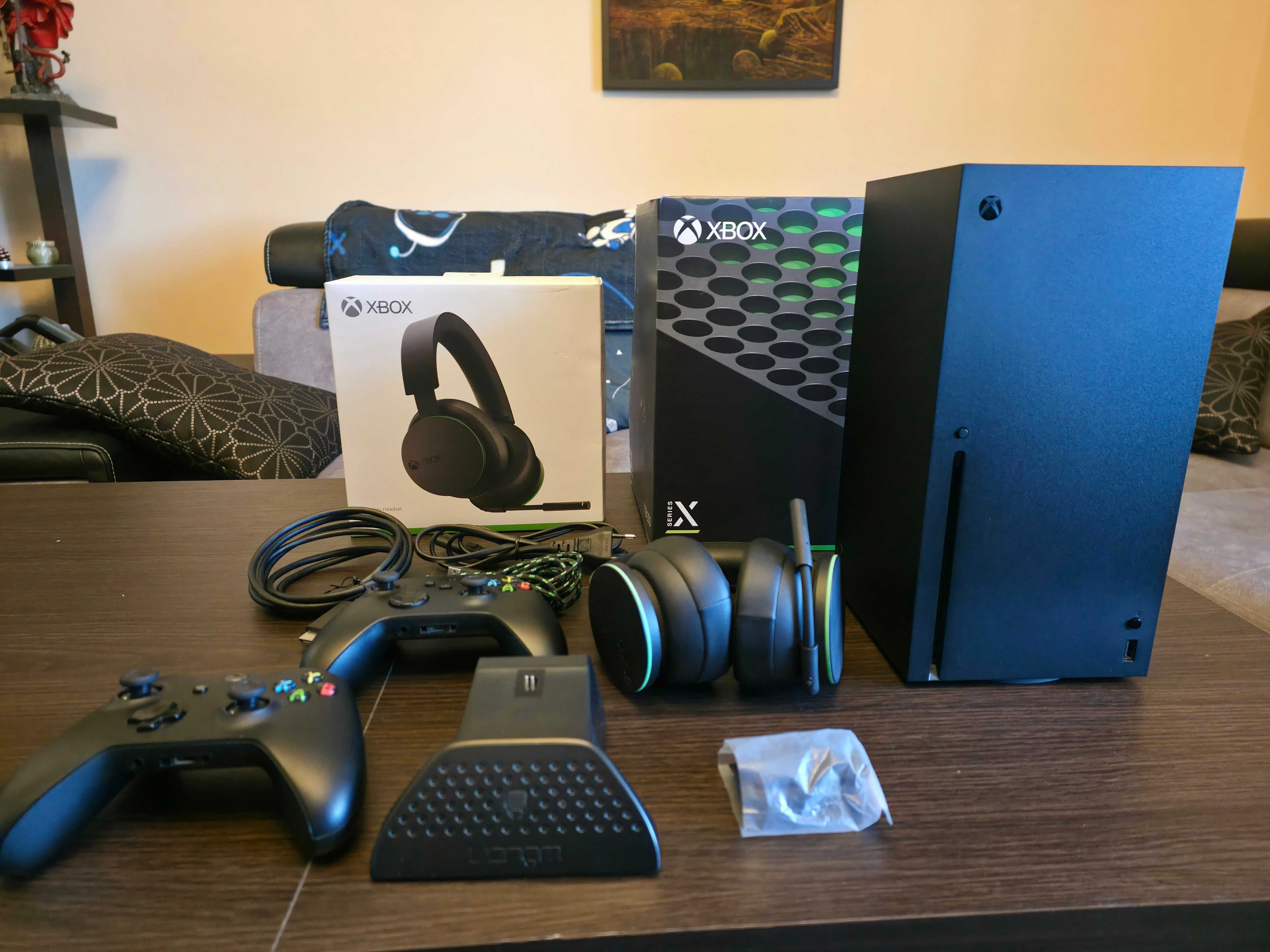 Konsola Xbox series X plus słuchawki, ładowarka i drugi kontroler