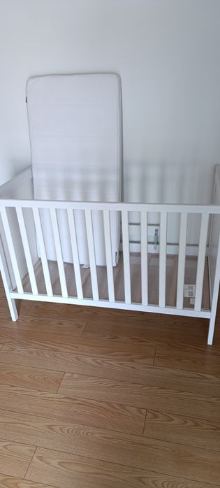 Berço IKEA + colchão com capa