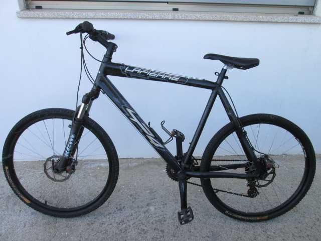 Bicicleta  de  mantanha  26     com  travoes   de  disco