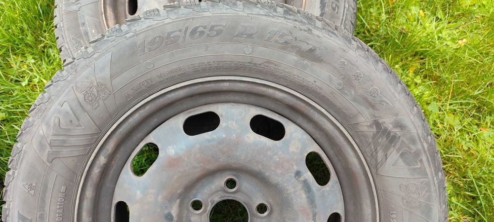 Opony zimowe 195/65 15r na stalówkach