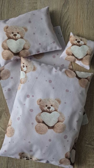 Pościel dla lalki do wózka łóżeczka kołyski 4 ellem miś z serduszkiem