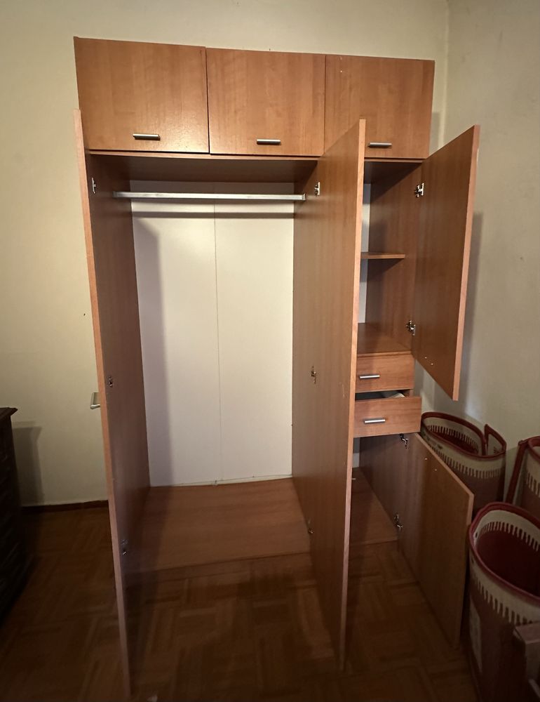 Guarda roupa de madeira