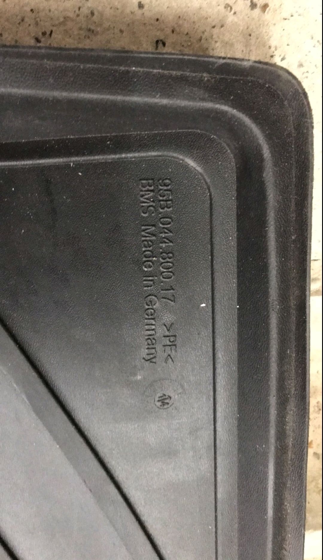 Macan 95b коврик резиновый в багажник