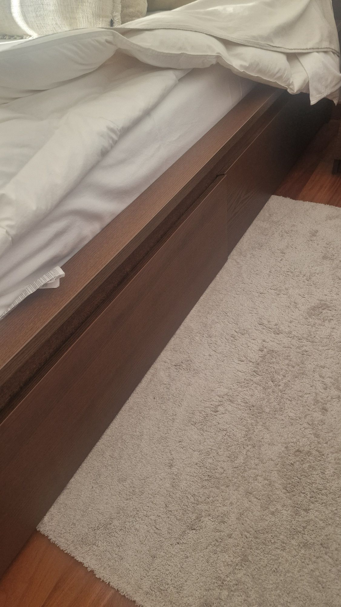 Vendo cama e mesas de cabeceira MALM