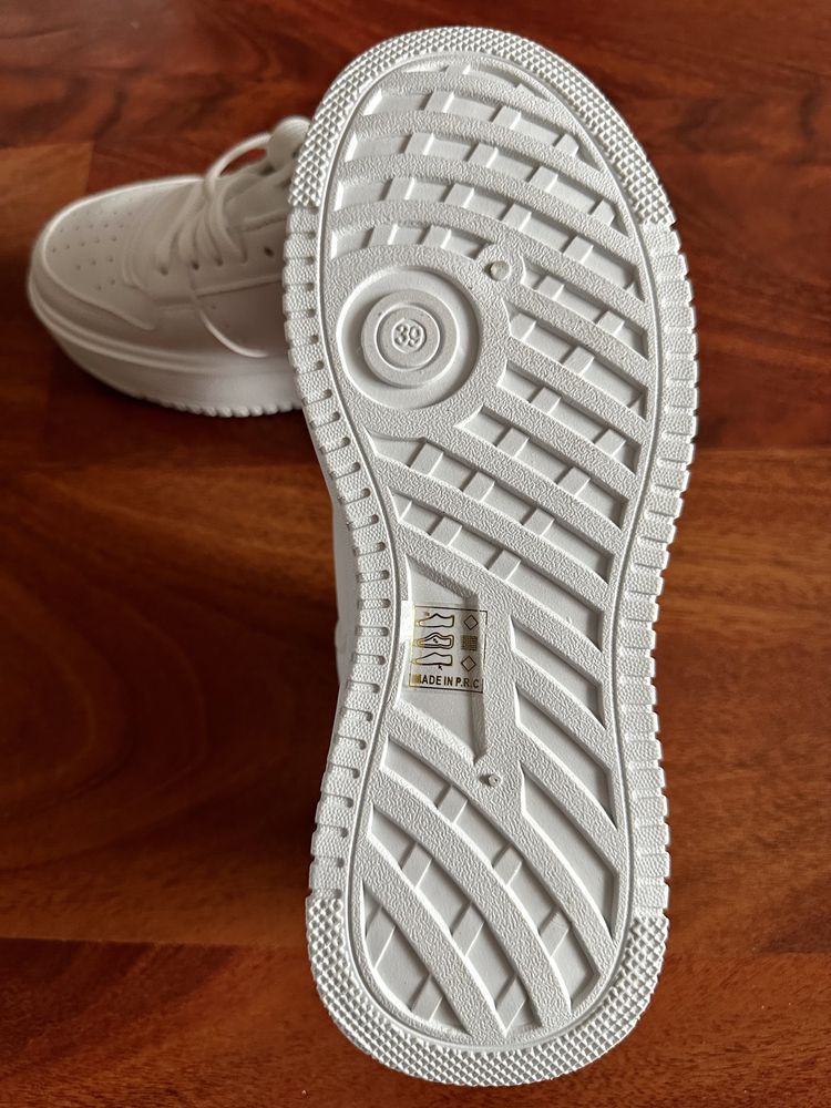 Дуже гарні та стильні кросівки білого кольору