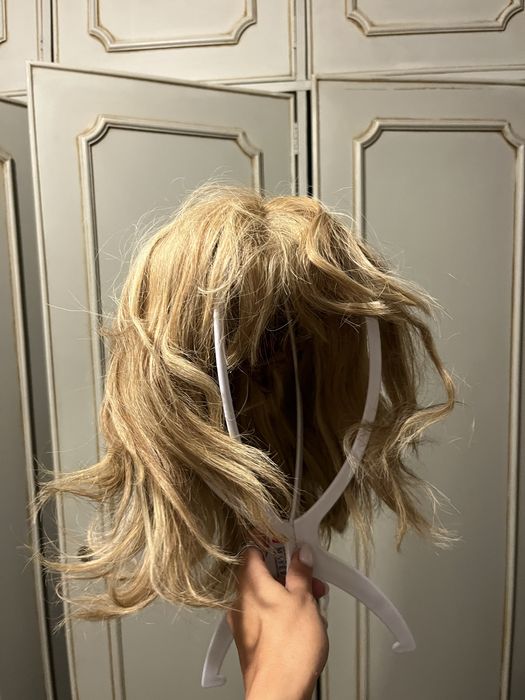 Peruca com madeixas loiras de cabelo natural