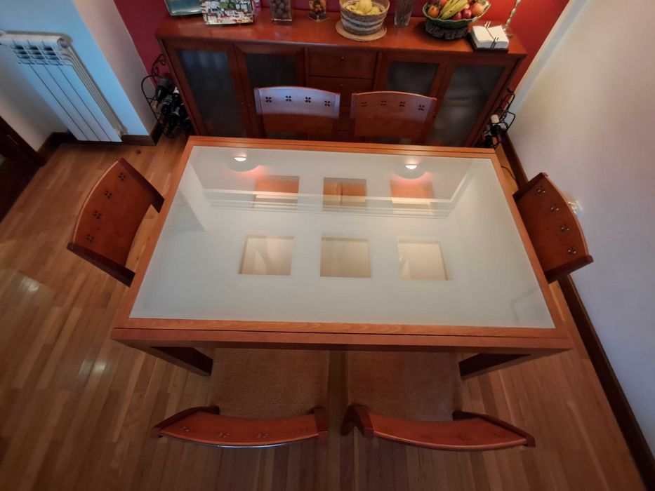 Mesa de jantar de madeira e tampo de vidro (extensível) com 6 cadeiras