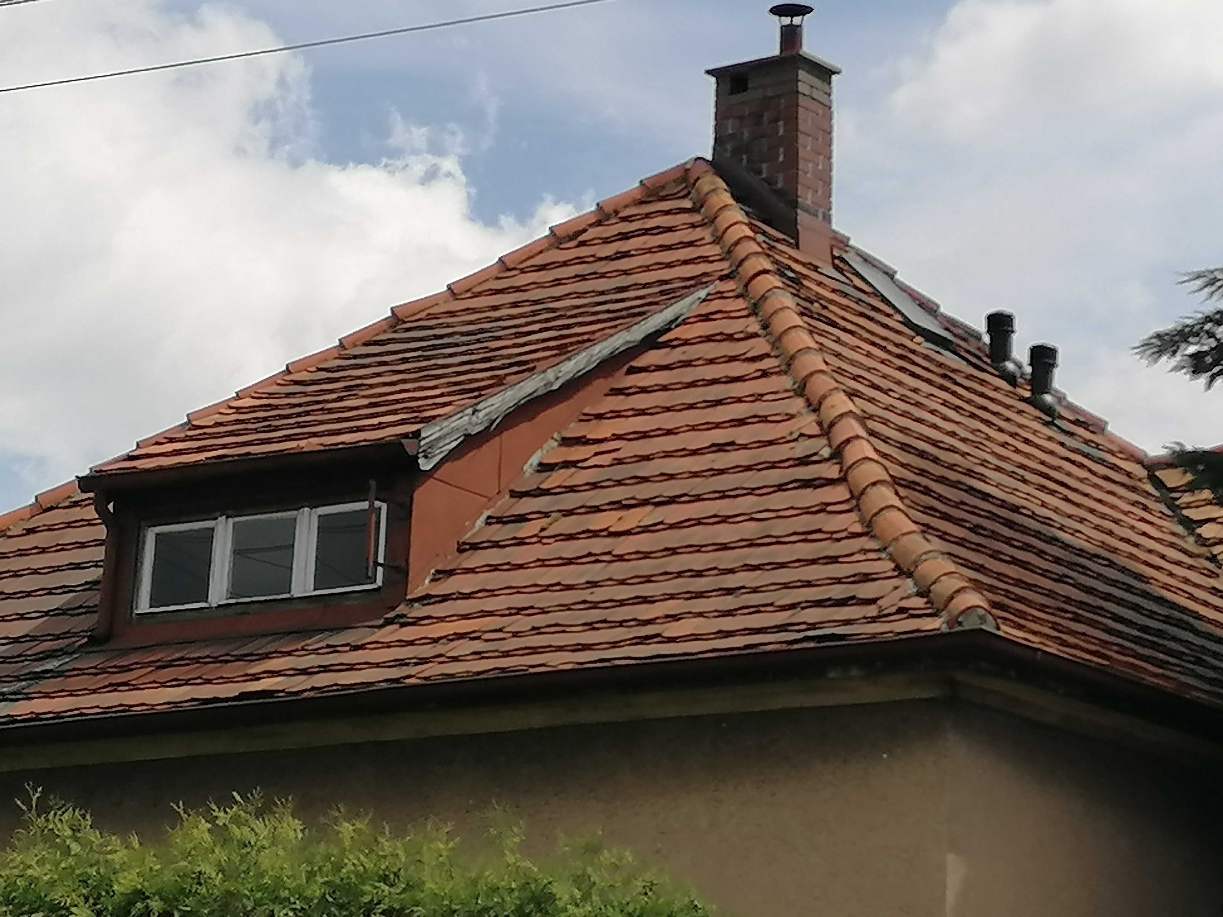 Sprzedam starą dachówkę karpiówkę.