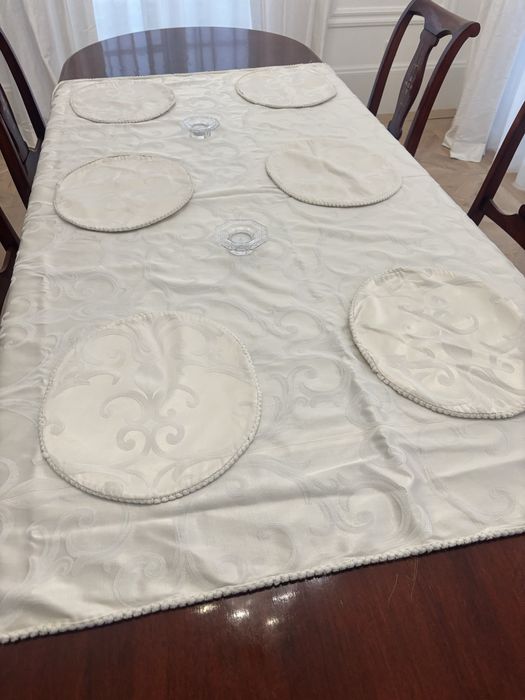 Piekny obrus z podkładkami z wloskiej tkaniny