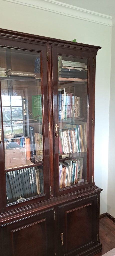 Antiga e Clássica Vitrine estilo inglês.