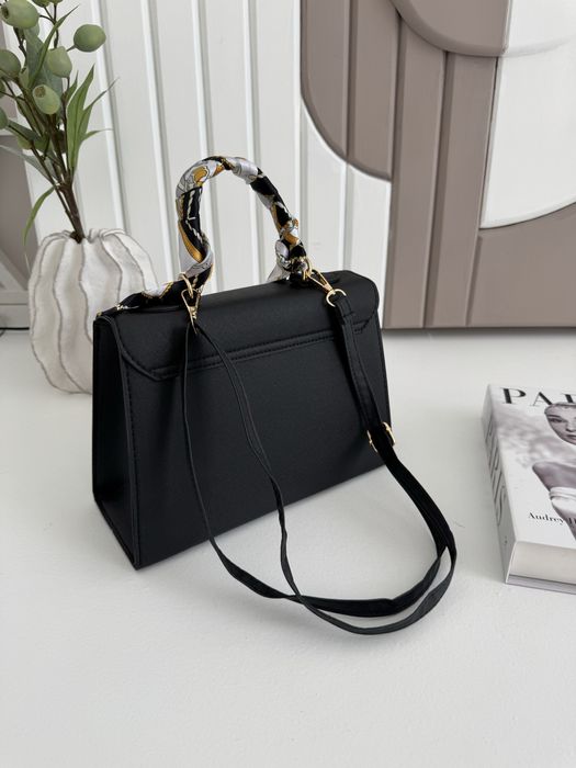 Жіноча вмістка сумка чорного кольору з хустинкою та брелком