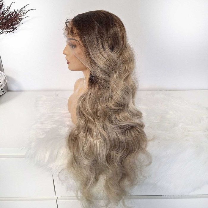 Długa kręcona blondynka Ombre koronkowa peruka z przodu