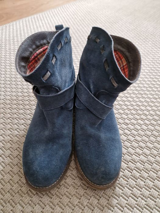 Bota azul pelo tornozelo
