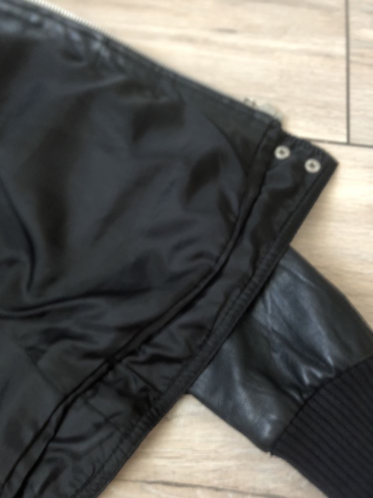 Жіноча куртка, з натуральної шкіри чорного кольору розмір L