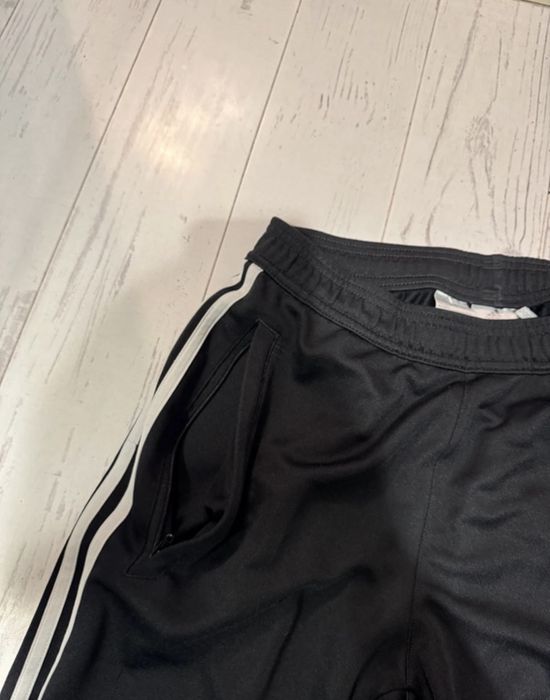 Czarne dresy adidas