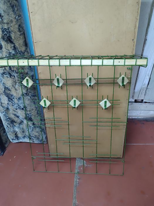 Вешалка настенная металлическая.