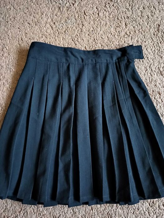 Elegancka czarna spódniczka dziewczęca