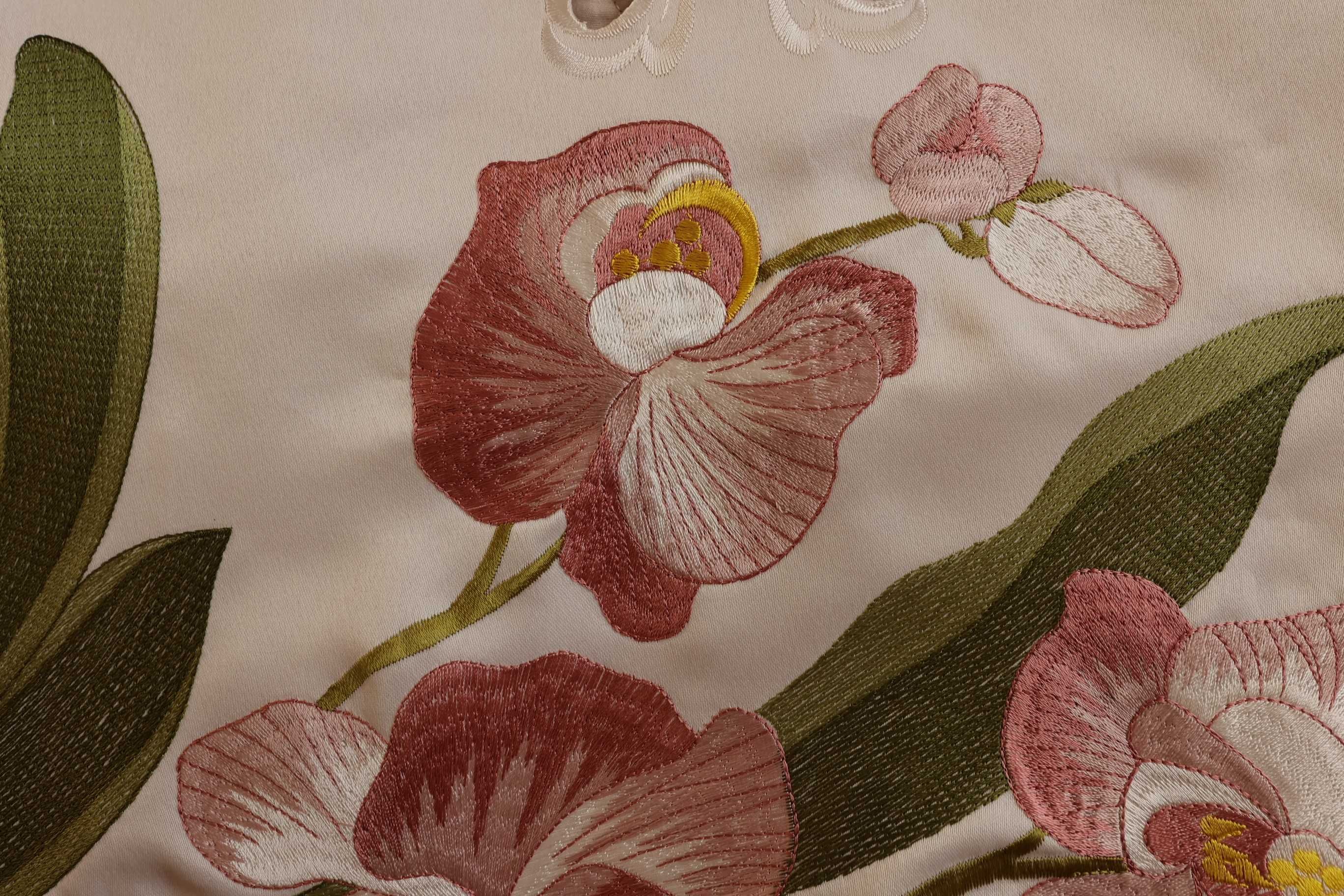 Bieżnik ecru z różowym kwiatem haftem 120 cm x 60 cm 2 szt.