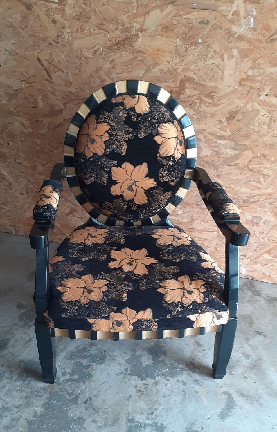 Poltrona preto e dourado