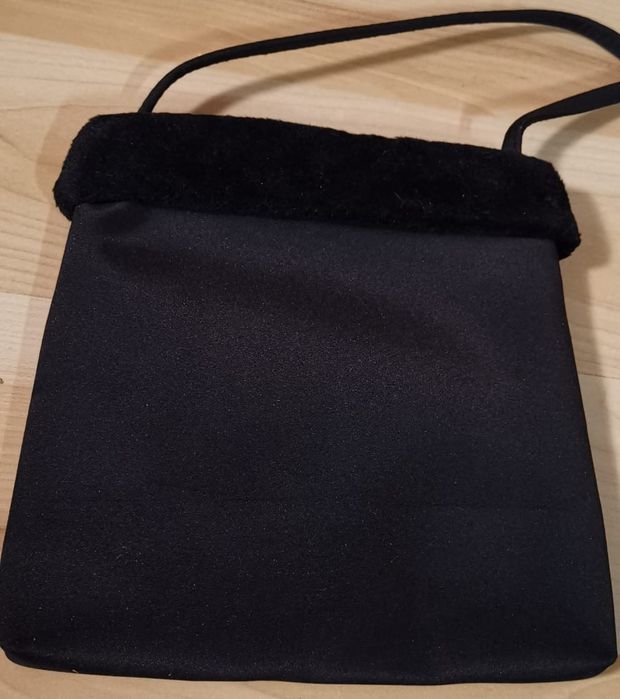 Nowa atłasowa czarna torebka z futerkiem, Avon