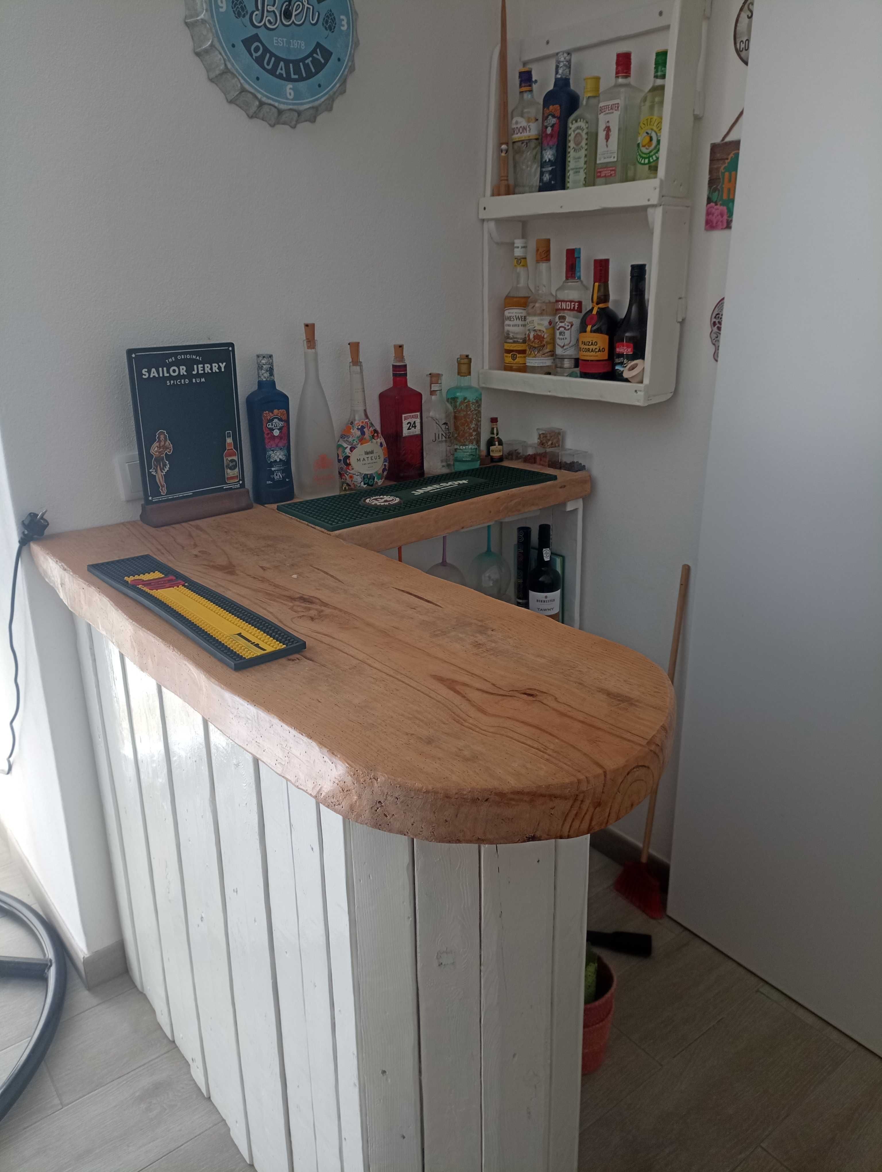 Mini bar com balcão em madeira