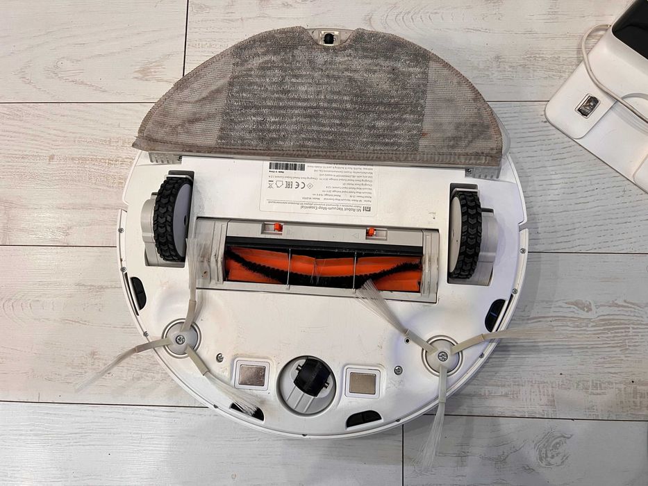 Продам робот-пилосос Xiaomi Mi Robot Vacuum-Mop Essential (MJSTG1)