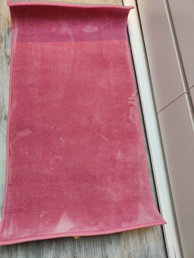 Nowy dywan różowy