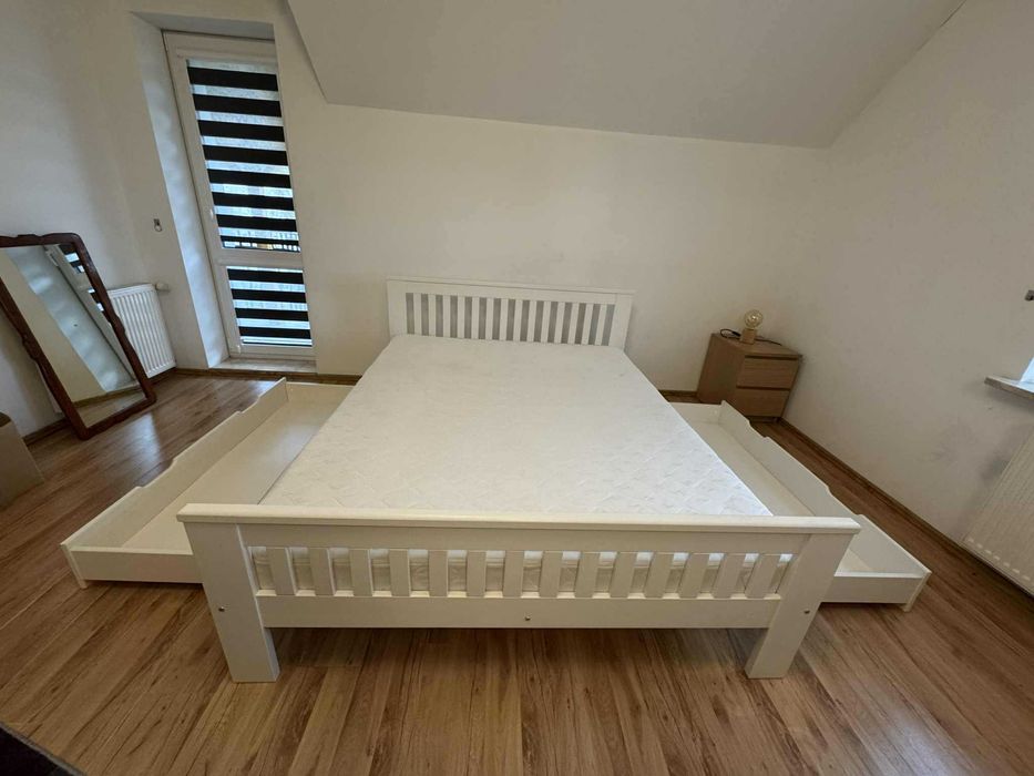 Sprzedam drewniane łóżko z szufladaą materacem  rozmiar 160cm x 200cm