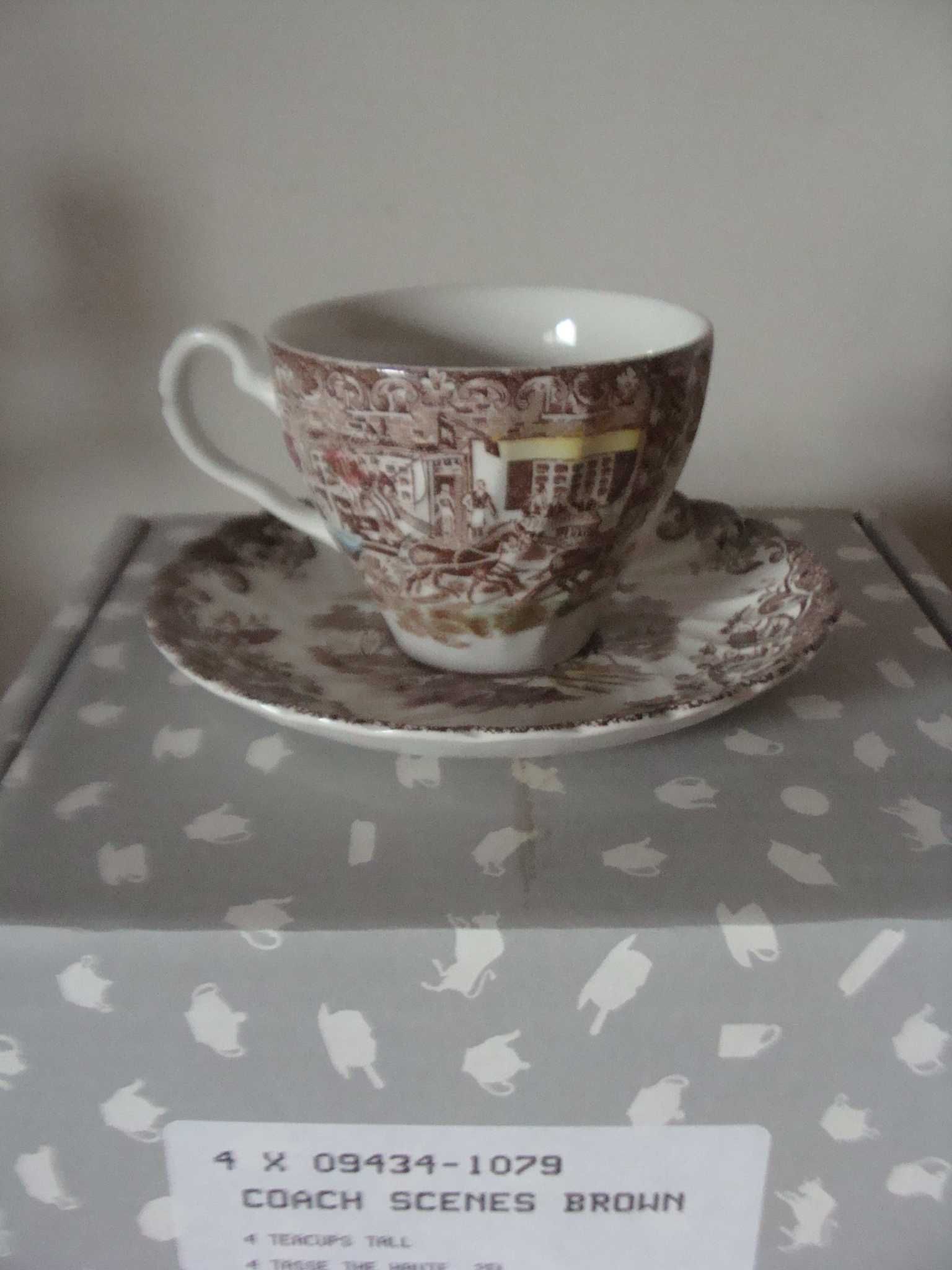 Quatro chávenas de chá em porcelana inglesa