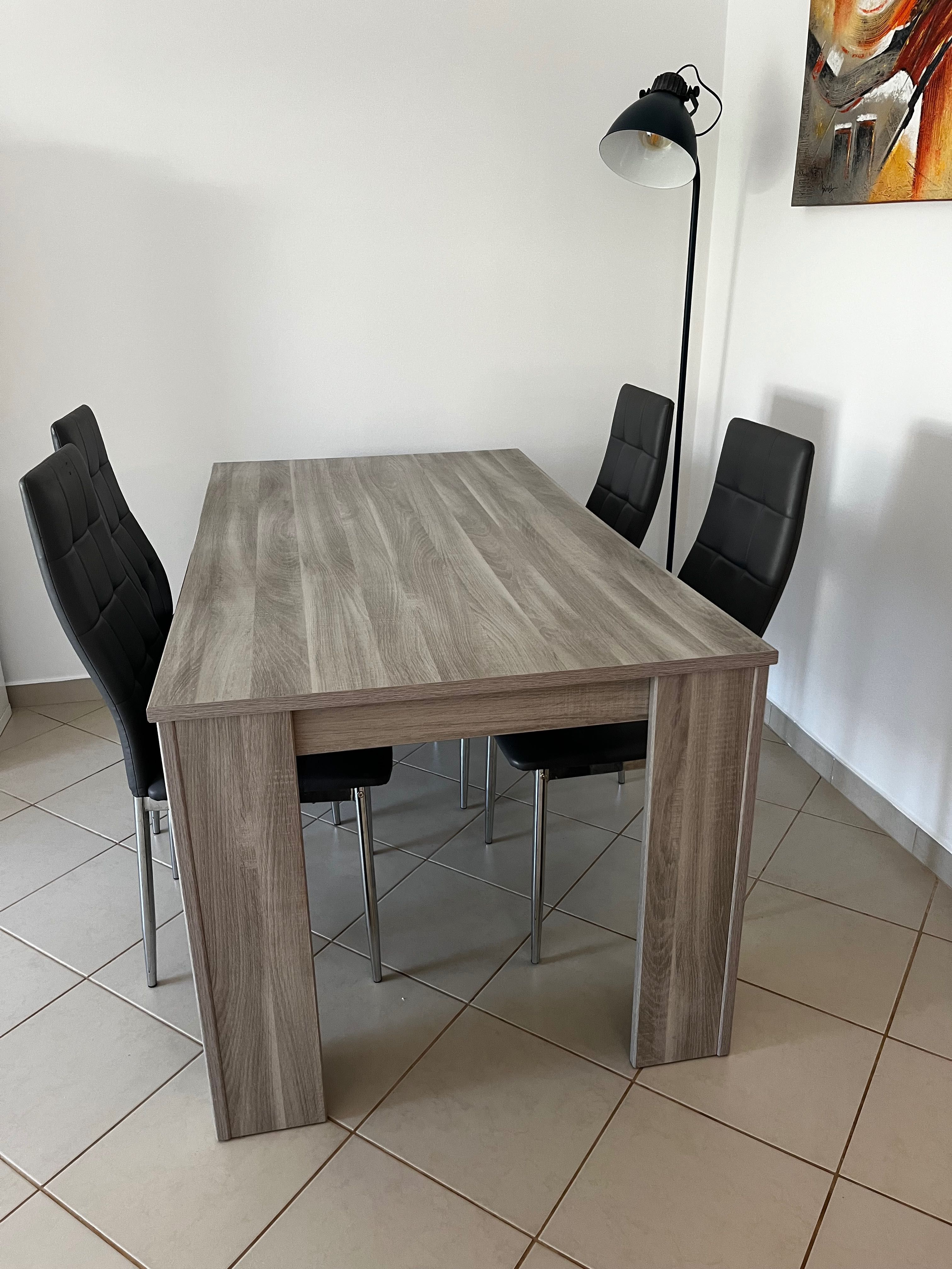 Mesa con 4 cadeiras