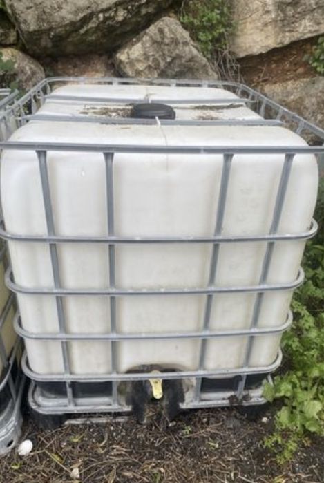 Bidom  de 1000 litros em otimo estado estou a vender para desocupar  .