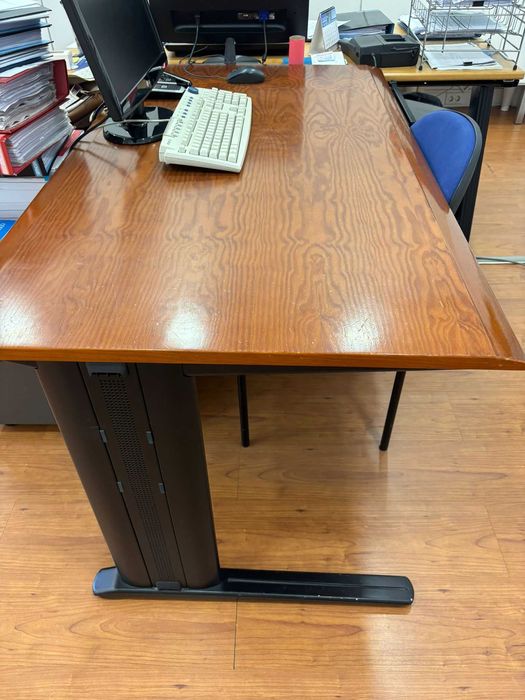 Mesa com 4 cadeiras e secretária de escritório.