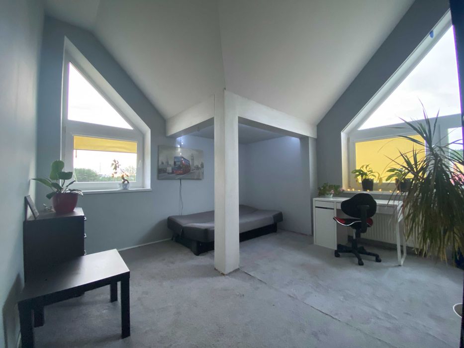 Pokój z dostępem na taras w domku dla osoby pracującej.